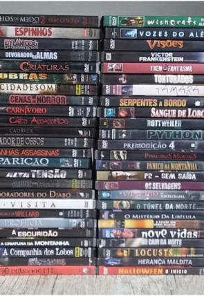caixa com 50 DVDs de terror, usados, em bom estado